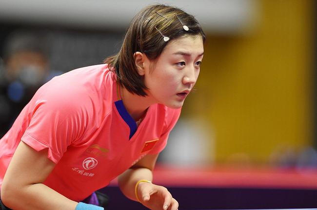 全英羽球超级1000赛 ｜ 2局完胜周天成 石宇奇强势先闯8强